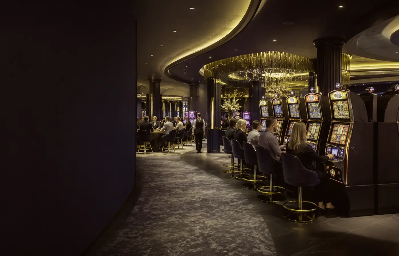 Sfeervolle fysieke casinozaal met tafels en automaten